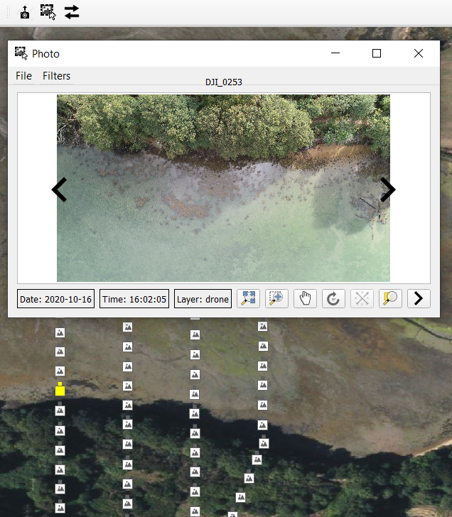 Défilement des photos importées et géolocalisées dans QGIS.